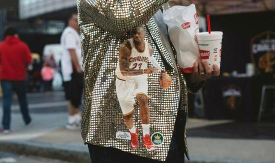 球迷说，在克利夫兰说詹姆斯坏话可能会被打。