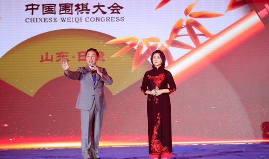 著名京剧表演艺术家于魁智和李胜素带来京剧名段《交响京剧 蝶恋》