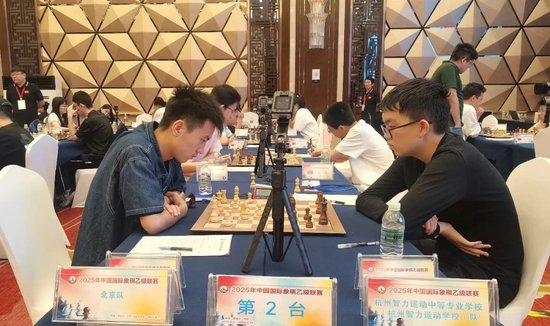 北京隊(duì)（左）在最后一輪的比賽中