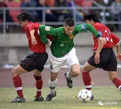 02年甲联赛北京国安队比0战胜波导战斗队，图为国安队外援塔米奇