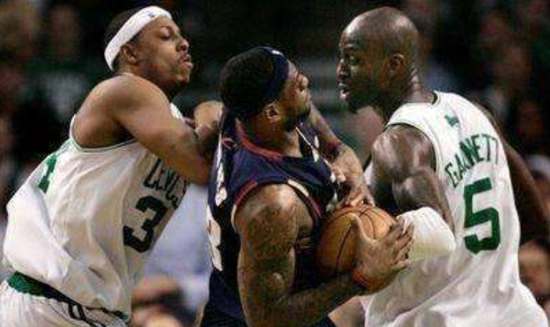 詹姆斯面对绿军的铁血防守也有些吃力