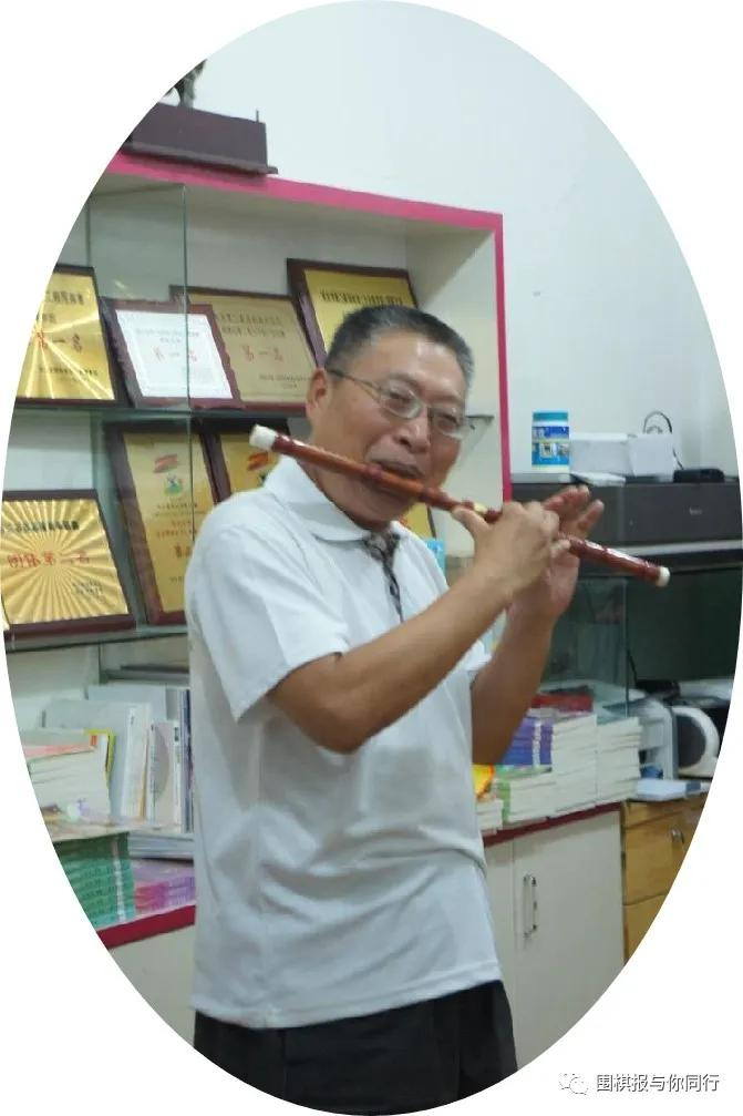 王振华在浙江丽水棋院吹奏竹笛&nbsp;