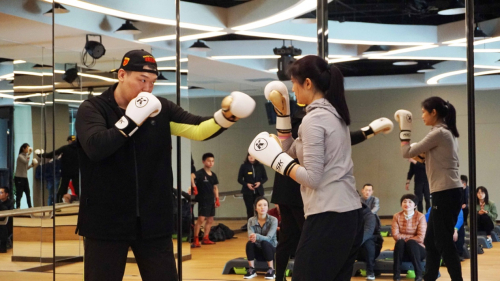 张君龙亲身示范拳击技巧与细节