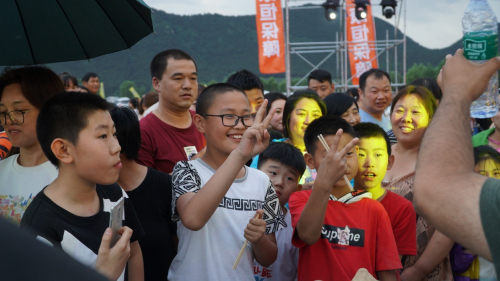 观众现场品尝并为美食打分