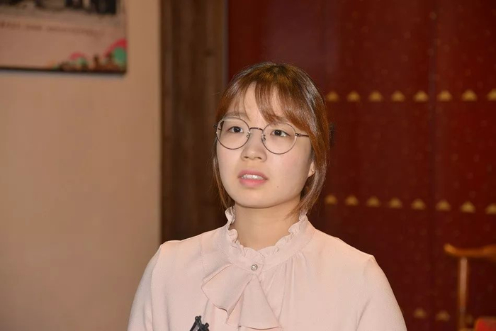 崔精九段接受记者采访