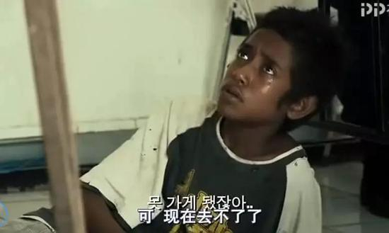 元光从机场赶到派出所，那群小孩站在门口，流着泪希望他不要走。