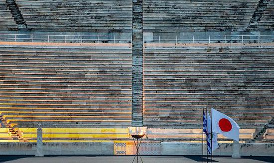 3月12日，空场举行的圣火点燃仪式