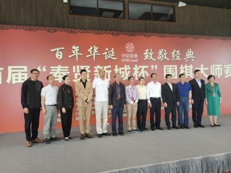 嘉宾与选手合影