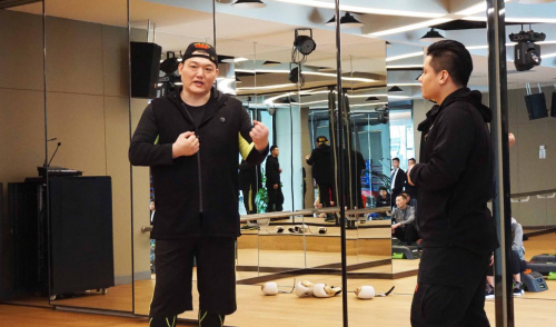 万丽海景健身中心王钰玮教练与张君龙深入探讨拳击运动