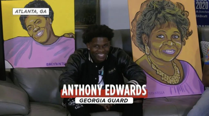 爱德华兹母亲和外婆的画像陪伴在他身边