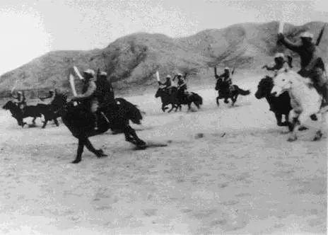 抗日战争时持大刀冲锋的中国骑兵队