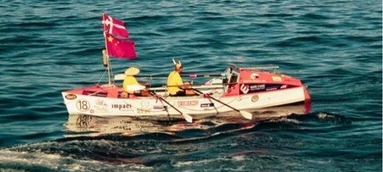 府上图：2001年，孙海滨和黄念念远参预“沃特·艾文斯大欧好意思荡舟挑战赛”。受访者供图