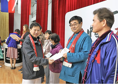 太极专家团为学院颁发结业证书