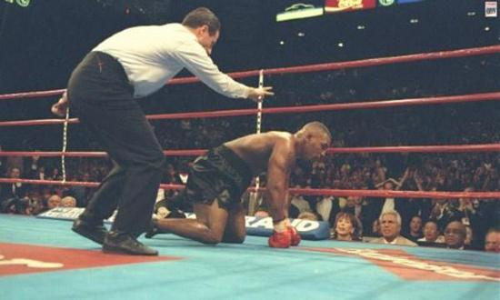 　倒在拳台上的泰森。