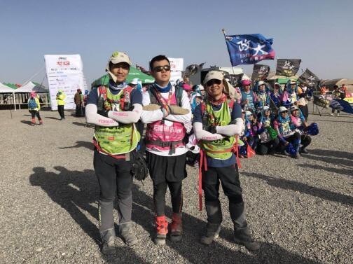 ▲（左）陈震、（右）吴有音与无障碍公益赛队员合影