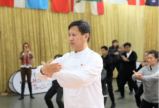 杨军老师带领学员练习太极拳