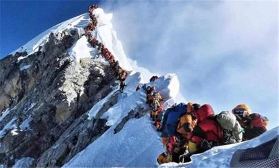 △拥堵的登顶人群