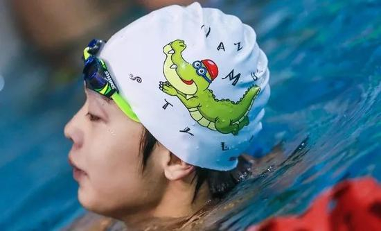 张子扬泳帽上卡通“扬子鳄”形象