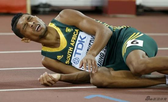 范尼科克受伤倒地