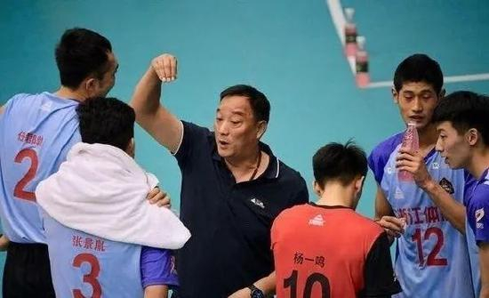 吴胜与队员们积极沟通