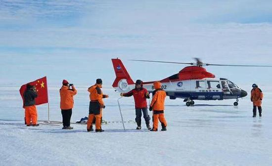科考人员着探路者研发的户外装备进行科考活动中