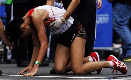 川内优辉的招牌动作