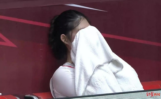 牛嘉瘫坐在替补席上掩面痛哭