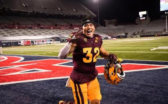 何佩璋笑得很爽朗。