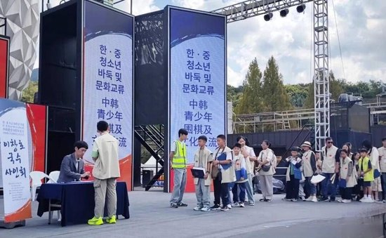 李昌镐耐心为每个孩子签名留念