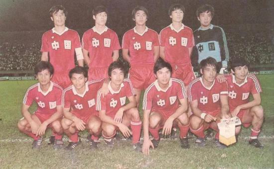▲1984年亚洲杯，广东5人入选国家队。古广明（前排左一）、赵达裕（前排左二）、池明华（前排右三）在决赛中首发。