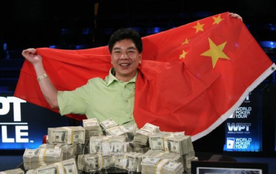（老邱将五星红旗飘扬在WPT的赛场上）