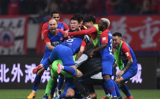 重庆球员陷入狂喜。