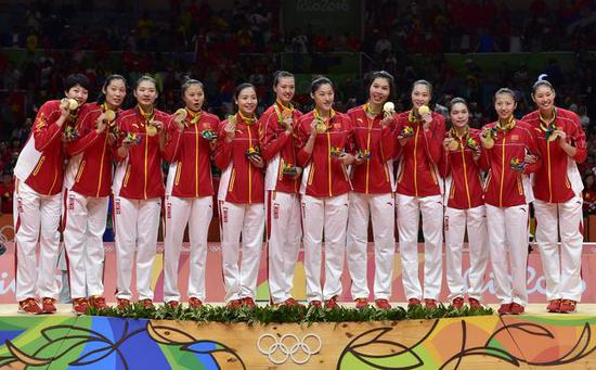  中国女排在里约奥运会女子排球颁奖仪式上。 新华社发