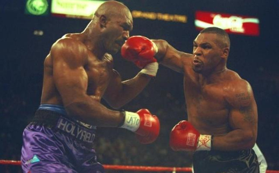 人们所熟知的重量级拳王泰森（右）