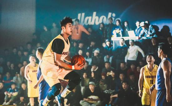 右手带着护具上场