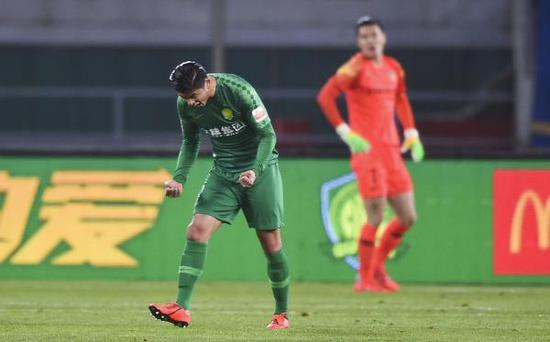 张玉宁霸气庆祝。