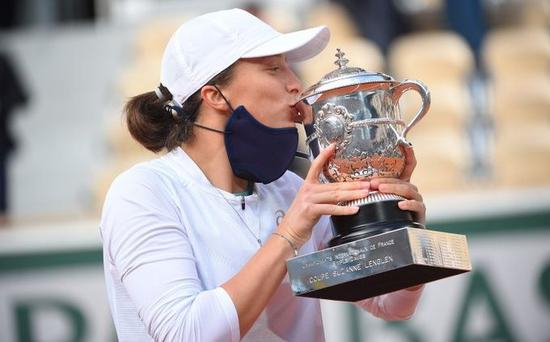 不顾防疫规定，摘下口罩亲吻奖杯。图/社交媒体