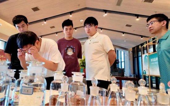 职业棋手参观了解酱香白酒生产过程