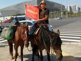 一个新疆牧民决定骑马横穿中国