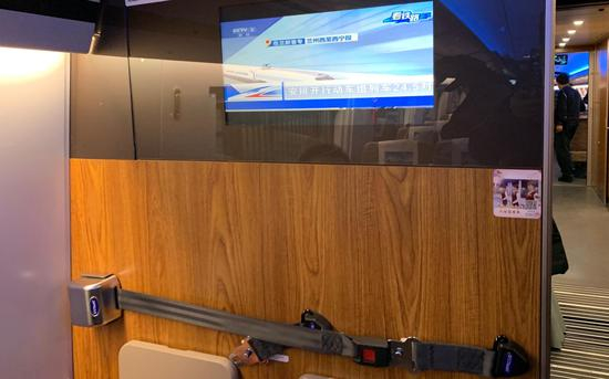 京张高铁上设置的滑雪器材存放处。新京报首席记者&nbsp;孙海光&nbsp;摄