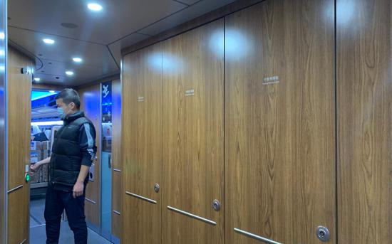 京张高铁上的雪具存放柜。新京报首席记者&nbsp;孙海光&nbsp;摄