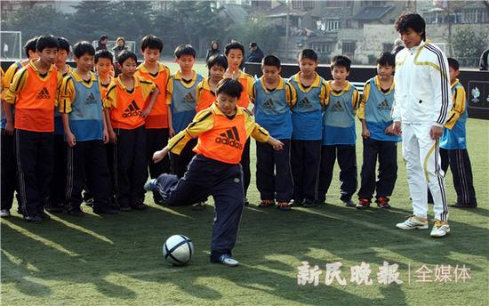 图说：十几年前，郑智辅导小球员 资料图 周国强 摄