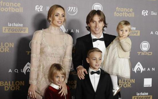 莫德里奇和家人。