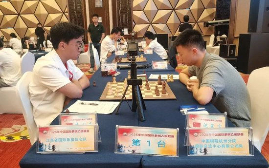 江西省隊(duì)（左）在最后一輪的比賽中