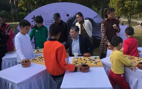 （第一届东盟智运会聂卫平指导小棋手）