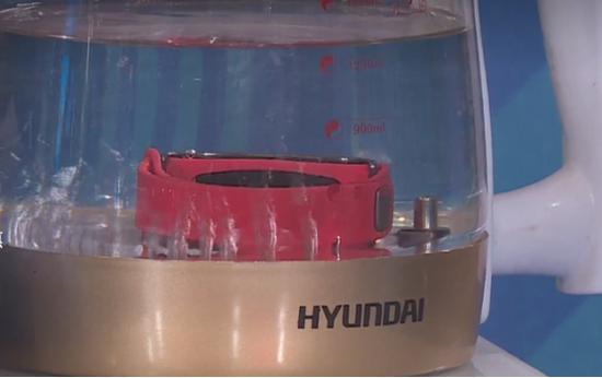 （经过沸水煮后的荣耀畅玩手环A2依旧正常运作）