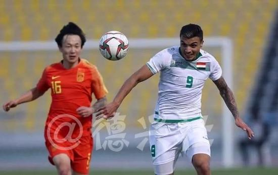 被国足认为最具威胁的9号艾哈迈德·亚欣