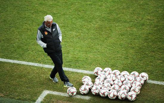 备战亚洲杯期间的里皮。 视觉中国 图现阶段，没人比里皮更合适