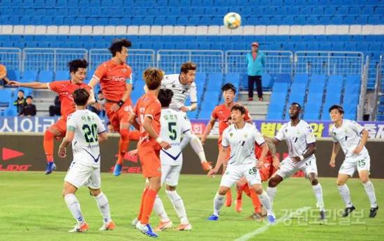 对阵全北，赵在玩（左一）上演了顶级联赛首秀