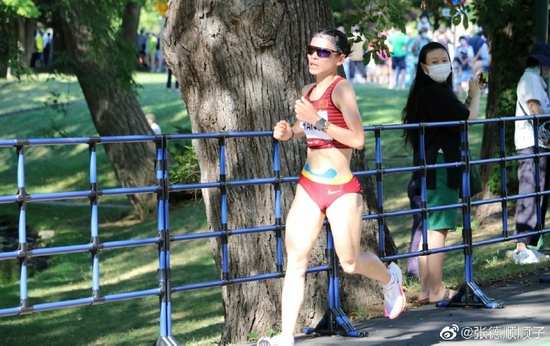 张德顺在东京奥运会马拉松比赛中。图片来源：张德顺个人微博